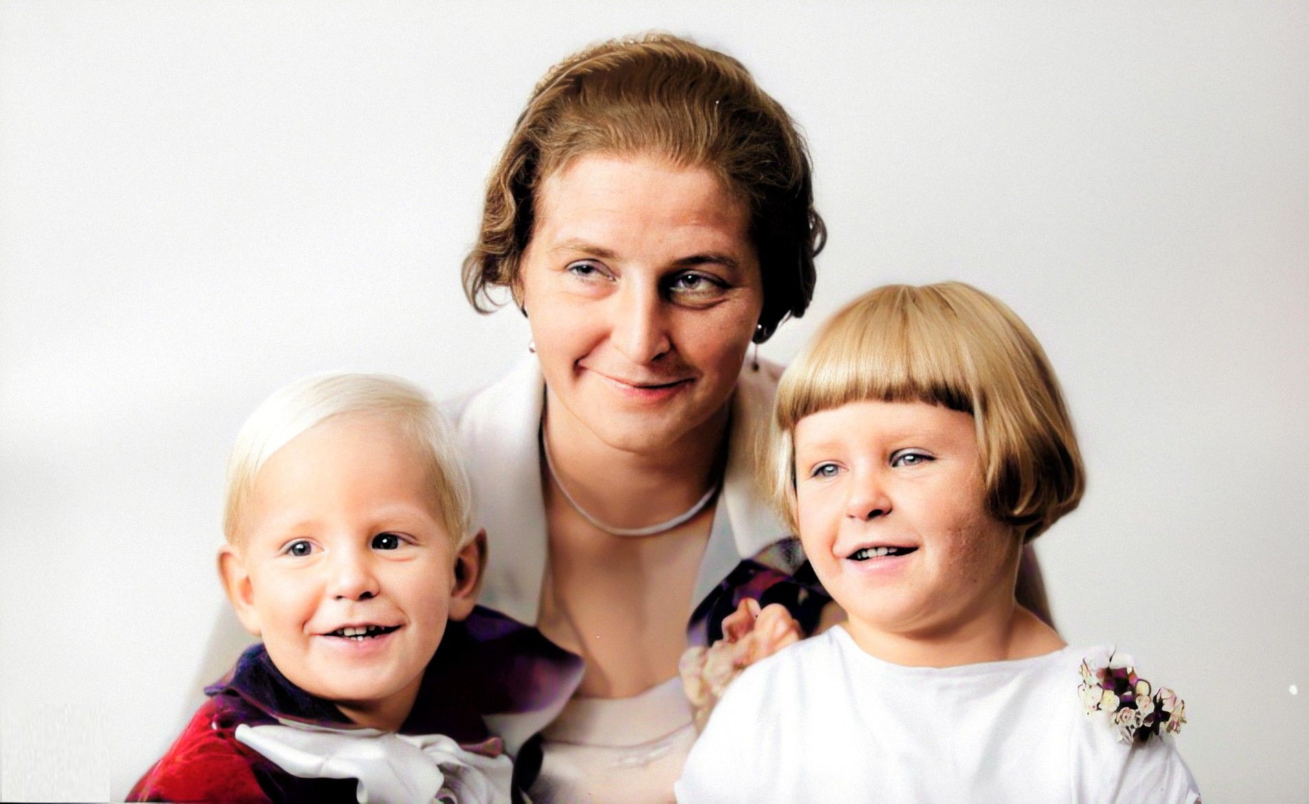 Ella Rosenlund Aas med barna Randi og Steinar, øvre bilde i farger.