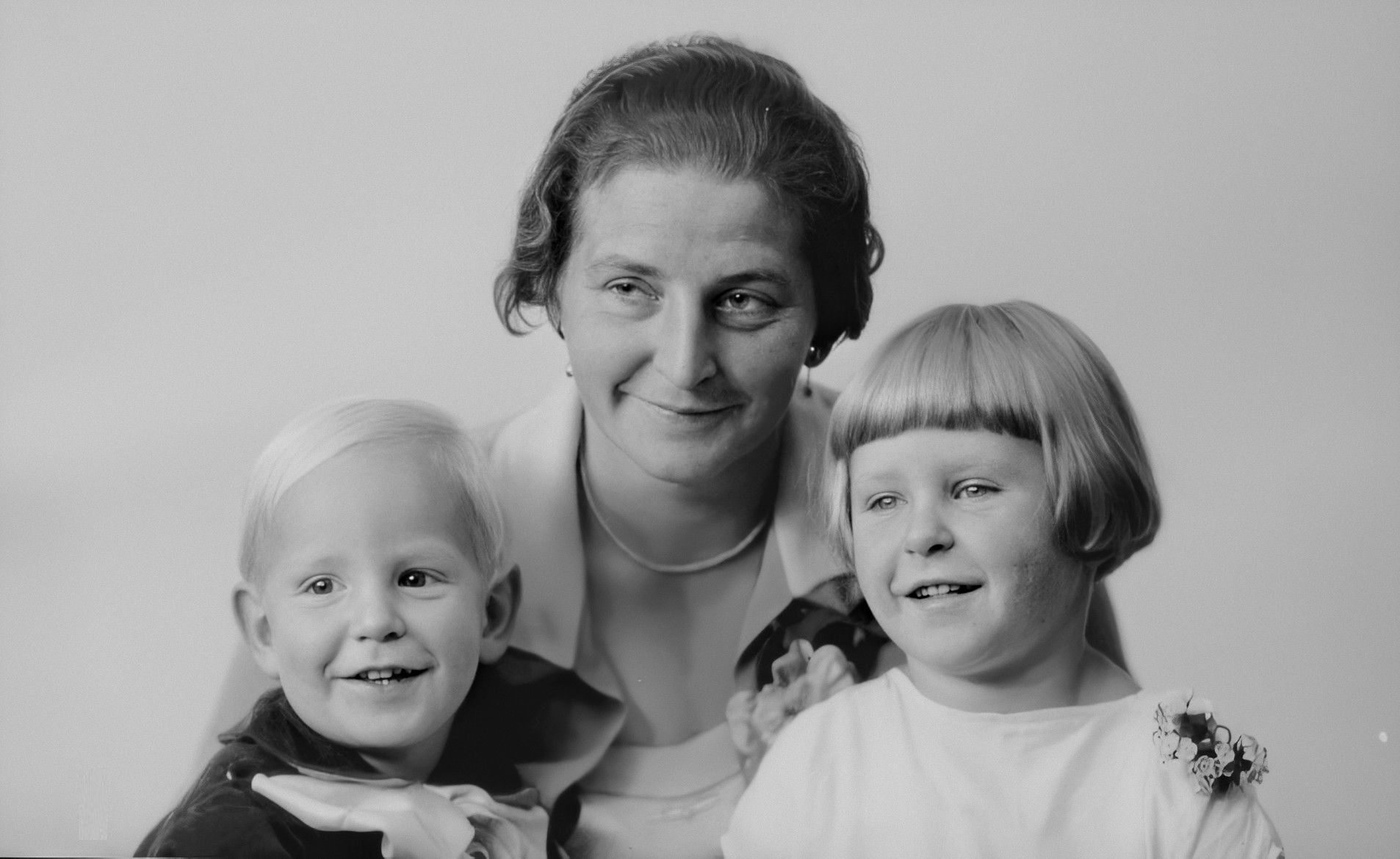 Ella Rosenlund Aas med barna Randi og Steinar, øvre bilde i svart hvitt.